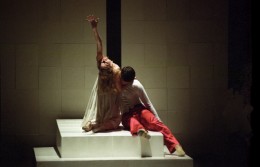 Jane Turner as Juliet and Alex Wagner as Romeo